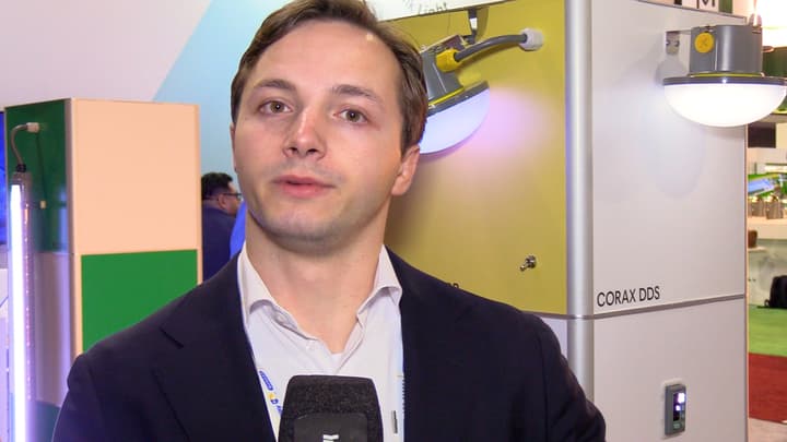 Lighting System for Uniform Illumination in Poultry Housing